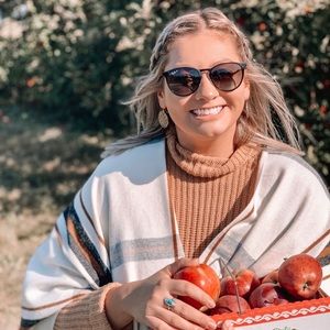 Meet your Posher, Monica